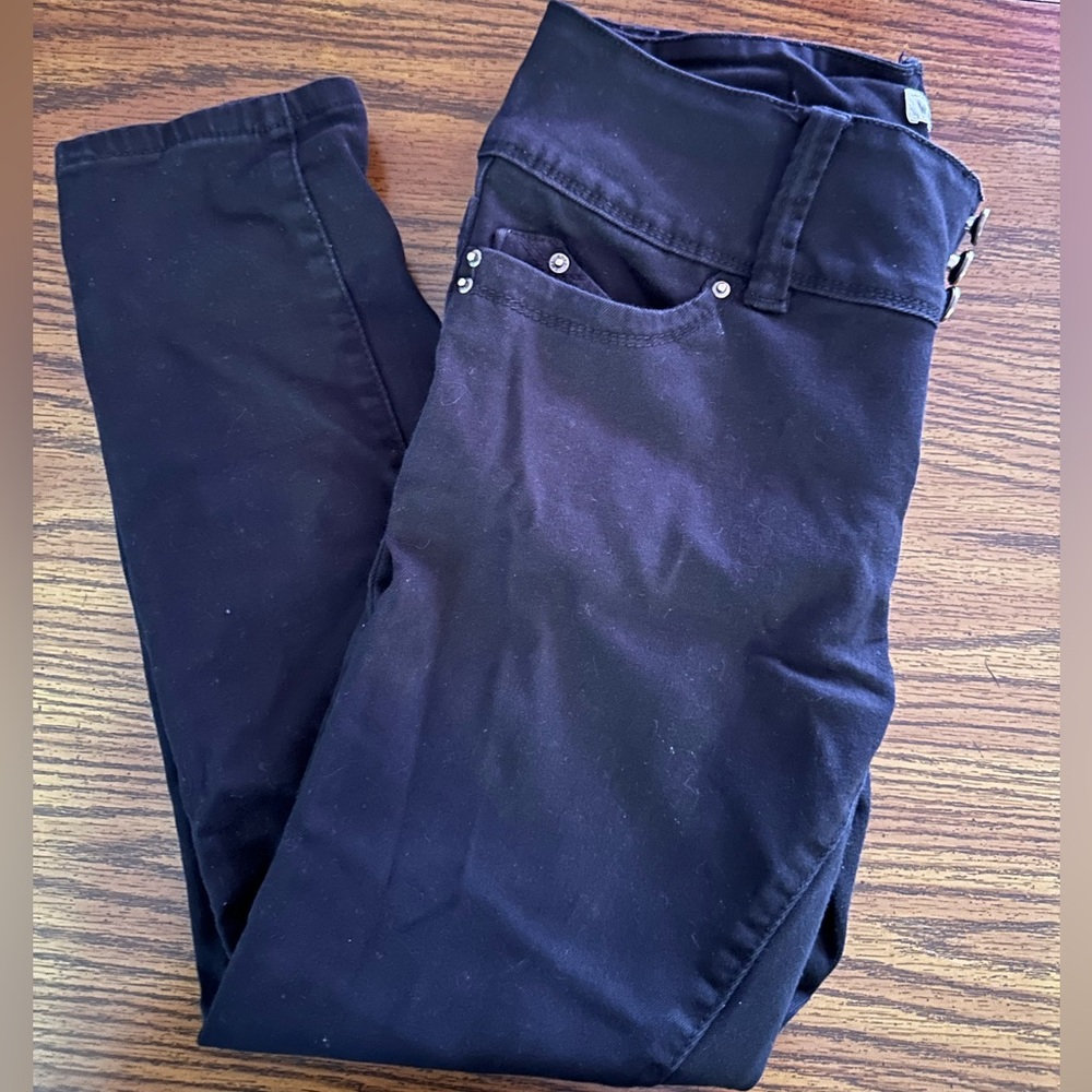 YMI Better Butt Black denim capris
